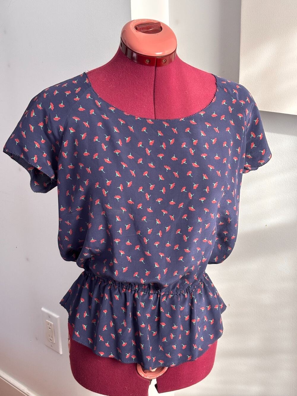 Joie Silk Peplum Blouse Navy Red Ditsy Floral Short Sleeve Keyhole Back Top